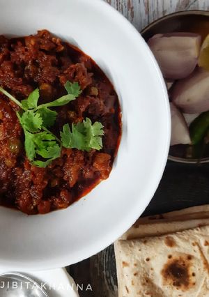 A picture of Achaari Keema Matar (mutton).