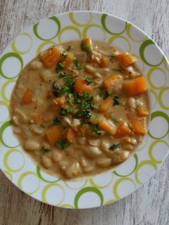 Una foto de Alubias blancas y calabaza con Tikka masala