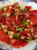 Ensalada con garbanzos y bacon crujiente