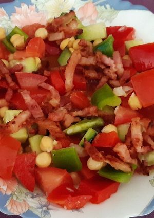 Una foto de Ensalada con garbanzos y bacon crujiente