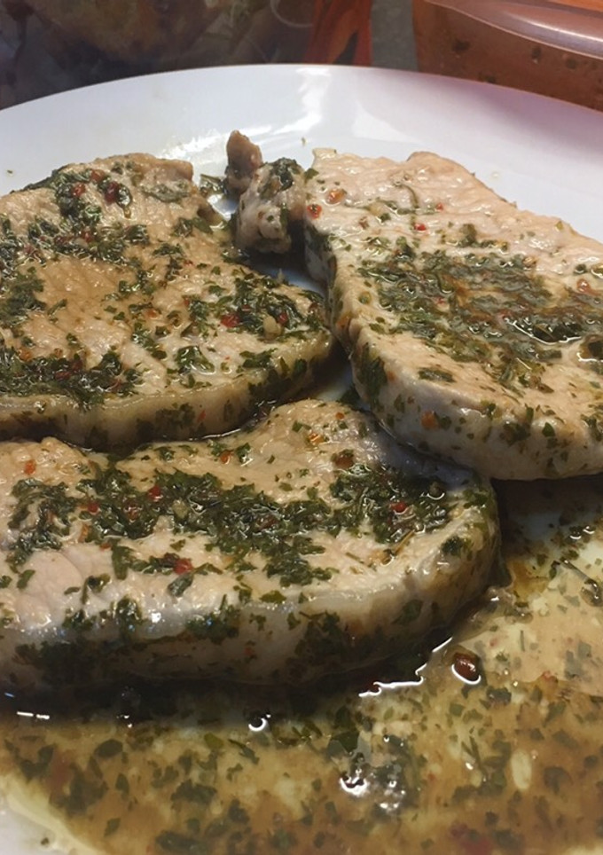 Una foto de Lomo de cerdo con salsa chimichurri 🇦🇷