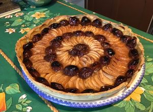 Une photo de Maxi tarte aux prunes et pommes du jardin pâte brisée aux amandes