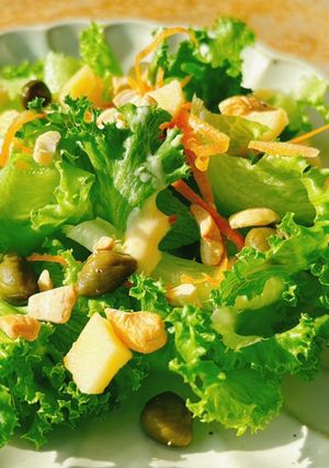Hình của món Salad nụ bạch hoa và hạt điều.