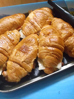 Una foto de Cruasanes de lomo rebozado y queso