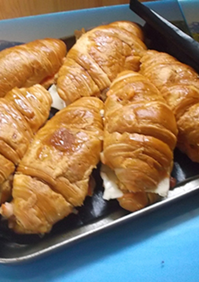 Una foto de Cruasanes de lomo rebozado y queso