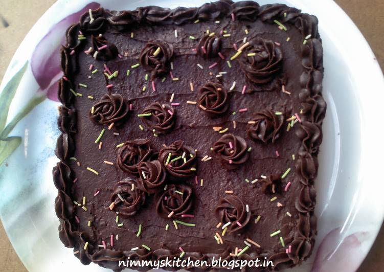 Simple Way to Make Quick Chocolate Fudge Cake with Chocolate Frosting