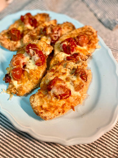 Una foto de Pechugas empanadas en airfryer con tomates asados y mozzarella
