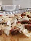 Pizza con salsiccia funghi porcini e Carpaccio di parmigiano