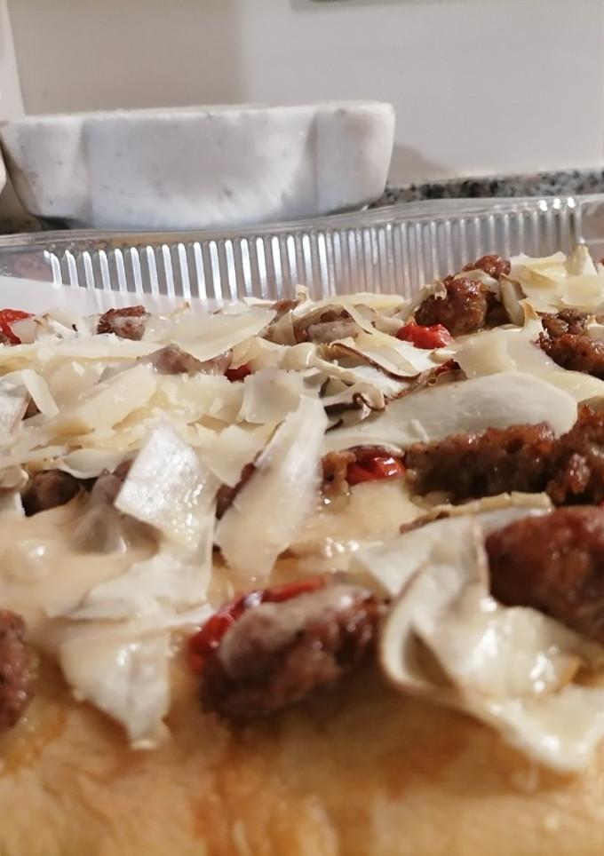 Foto di Pizza con salsiccia funghi porcini e Carpaccio di parmigiano