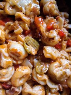 Una foto de Salsa con aceitunas y pasta rellena