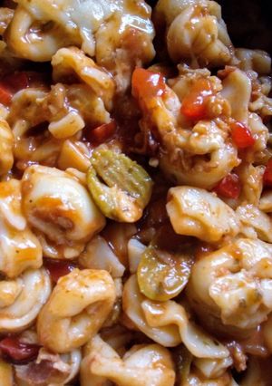 Una foto de Salsa con aceitunas y pasta rellena
