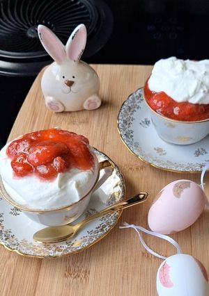 Une photo de Compotée rhubarbe fraises vanillée