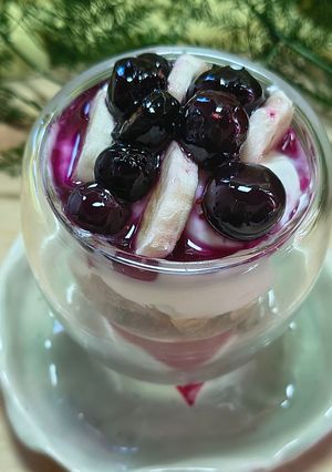 Una foto de Postre En Vasito De Yogurt, Frutas Y Granola Sin Horno