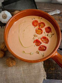 Una foto de Crema de tomate y ajos asados 🍅🧄