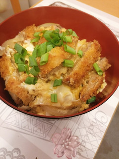 Una foto de Katsudon (Milanesa de cerdo con arroz)