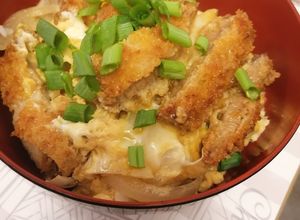 Una foto de Katsudon (Milanesa de cerdo con arroz)