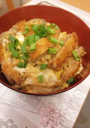Una foto de Katsudon (Milanesa de cerdo con arroz)