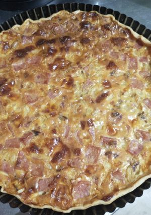Una foto de Tarta de jamón, queso y cebolla (tarta de jamón y queso encebollada)