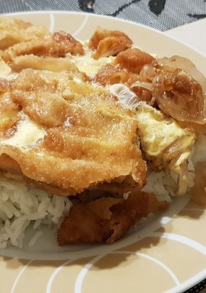 Una foto de Katsudon (Milanesa de cerdo japonesa)
