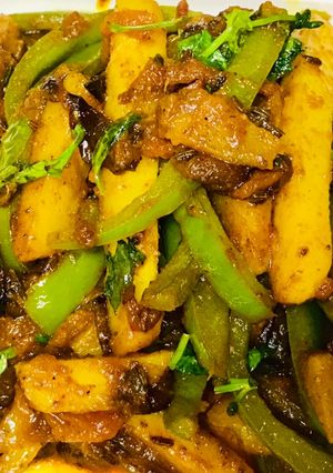 A picture of Stir fried potatoes capsicum.