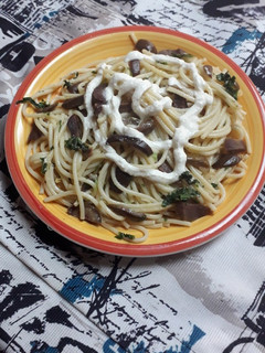 Una foto de Tallarines con crema y aceituna