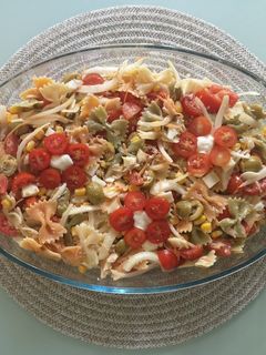 Una foto de Ensalada de lazos de pasta