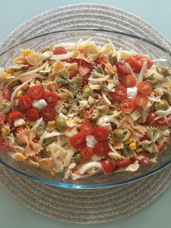 Una foto de Ensalada de lazos de pasta