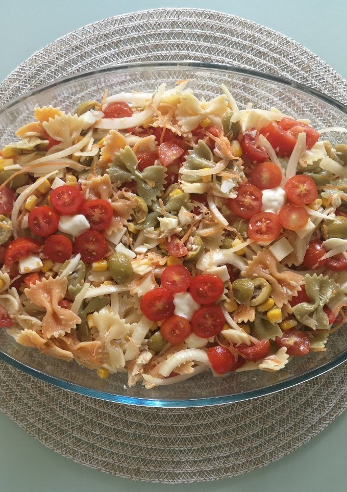 Una foto de Ensalada de lazos de pasta