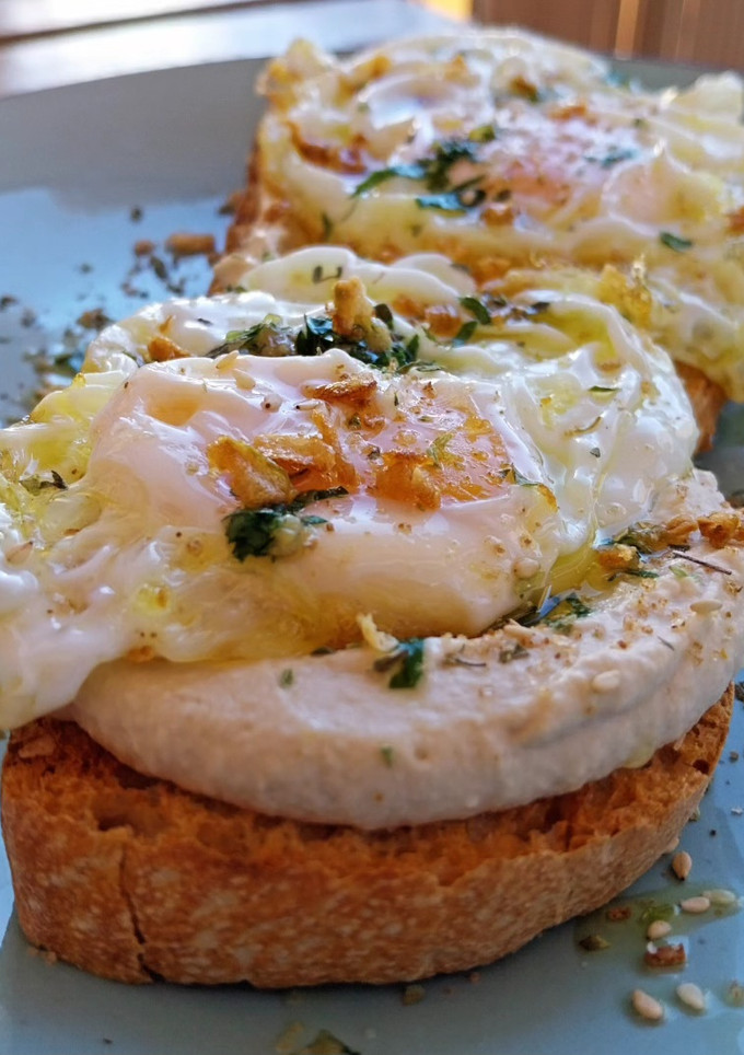 Una foto de Torrada de hummus y huevo frito