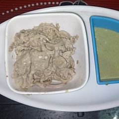A picture of Tandoori malai champ with green chutney.