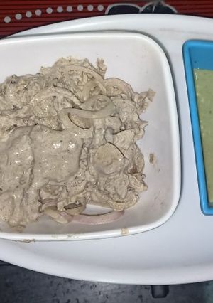 A picture of Tandoori malai champ with green chutney.