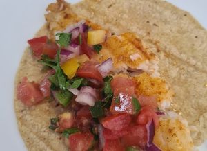 Una foto de Taco de pescado con paprika y pico de gallo