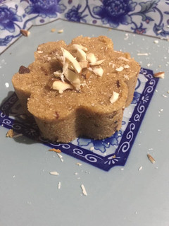 A picture of Suji kajoor halwa.