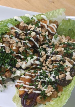 Une photo de 🌿 Poêlée tiède patate douce oignon rouge pois chiches