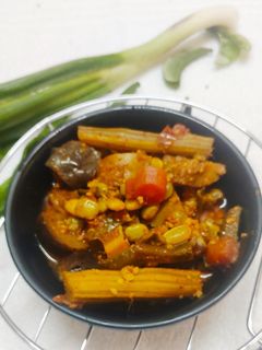 भोगीची भाजी (bhogichi bhaji recipe in marathi) रेसिपी चे मुख्य फोटो