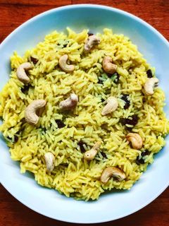 Foto di Riso basmati speziato con uvetta e anacardi