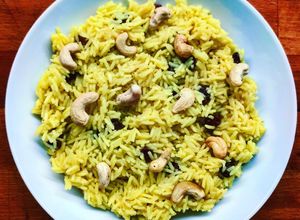 Foto di Riso basmati speziato con uvetta e anacardi