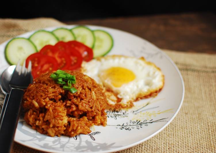 Bagaimana Menyiapkan Nasi goreng terasi yang Lezat