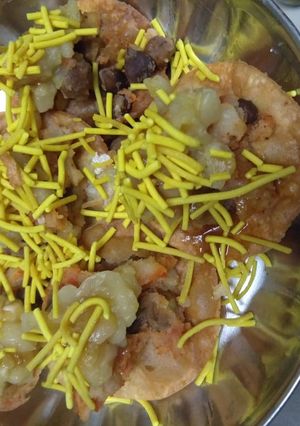 ચાટ પૂરી (Chaat poori Recipe in Gujarati) રેસીપી મુખ્ય ફોટો