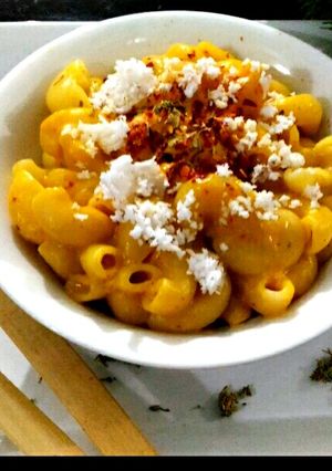 A picture of Macaroni with pumpkin puree.