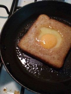 Una foto de Huevos fritos sobre tostas