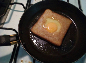Una foto de Huevos fritos sobre tostas