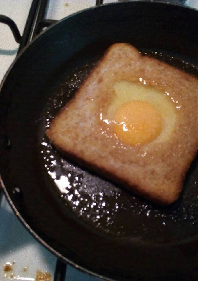 Una foto de Huevos fritos sobre tostas