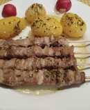 Pinchos de cordero con papas al horno