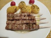 Una foto de pinchos de de cordero