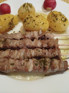 Una foto de Pinchos de cordero con papas al horno