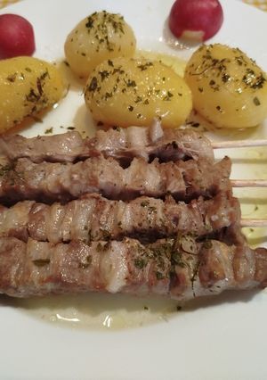 Una foto de Pinchos de cordero con papas al horno
