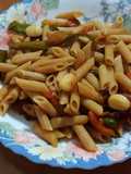 Plumas integrales con verduras a la soja y almendras