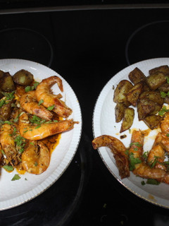 Una foto de Gambas con patatas aliñadas en freidora de aire