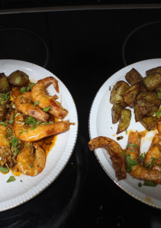 Una foto de Gambas con patatas aliñadas en freidora de aire